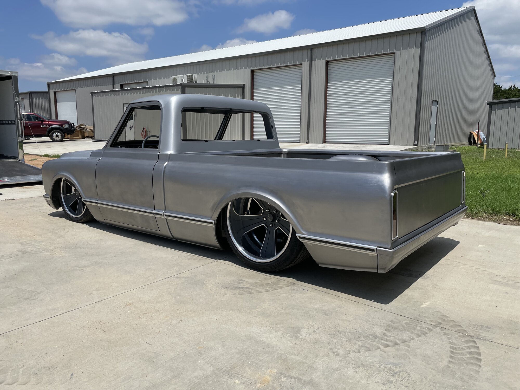 Rear three-quarter on the ground.