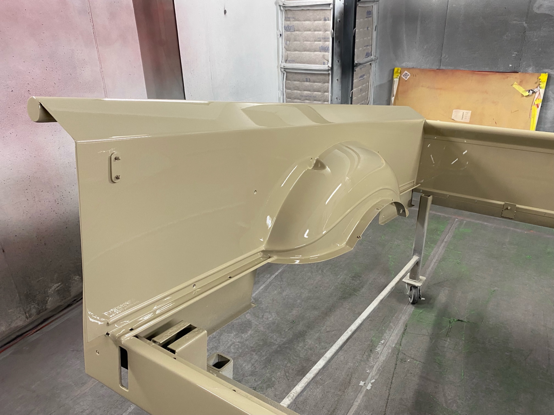 Driver-side bed panel — high-build gloss over the tub and rocker.