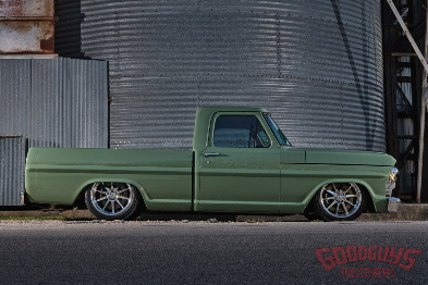 Side profile — smooth body with the factory trim delete.