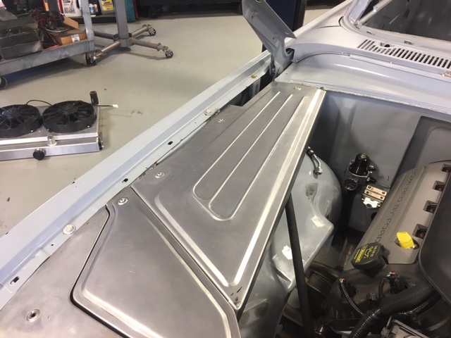 Cowl-side fitment, tight to the body lines.