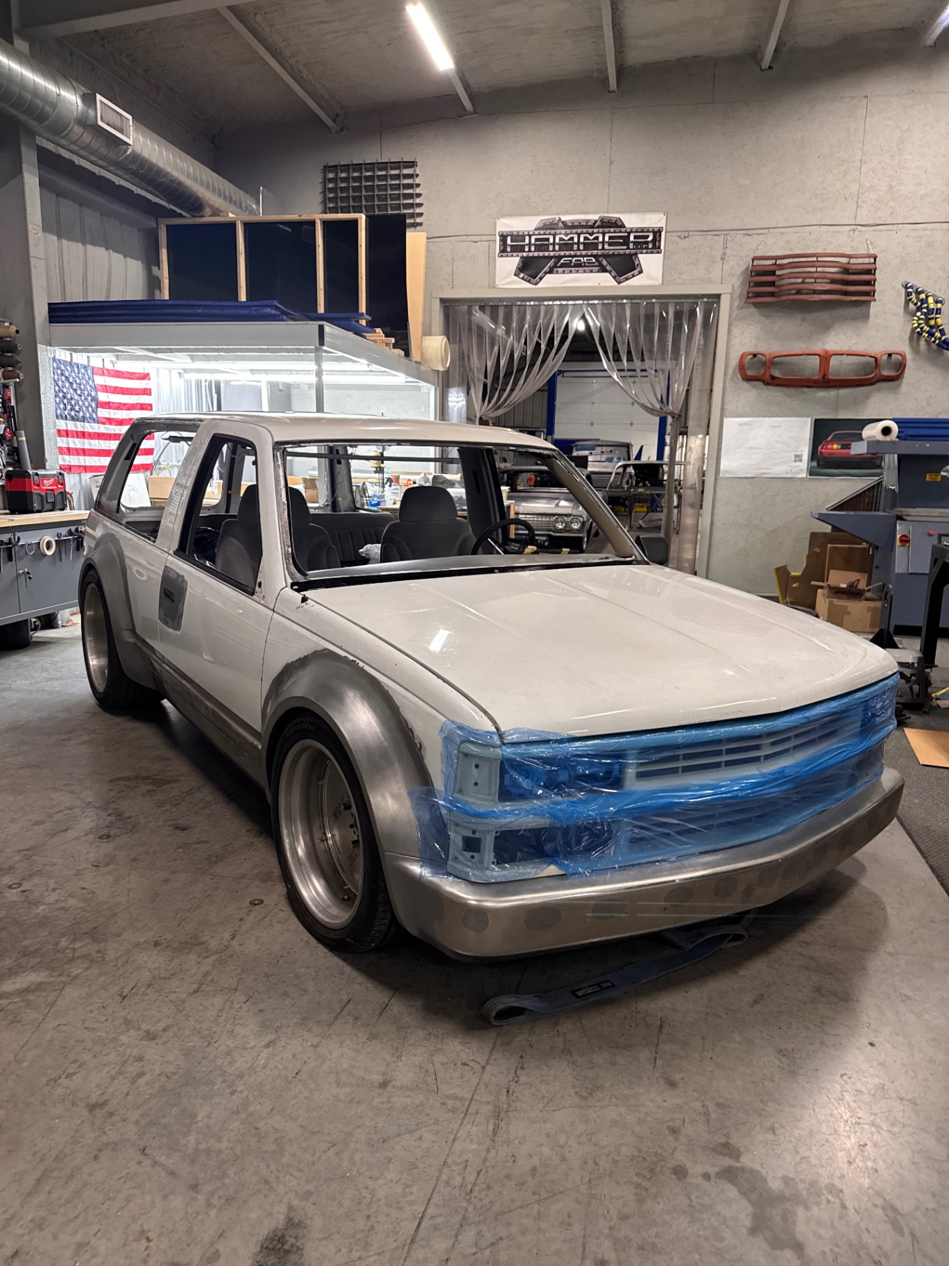Front three-quarter mockup in the shop under the Hammer Fab banner.