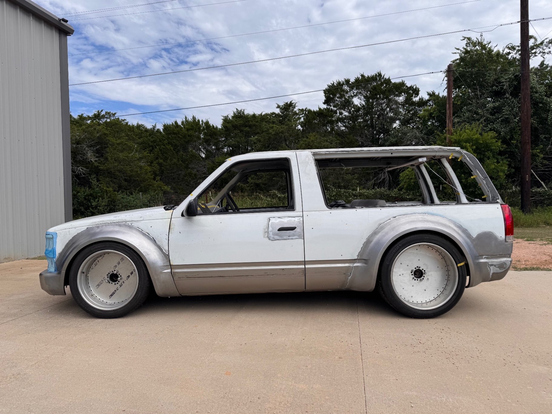 Driver-side profile — stance and flare proportions dialed in on rollers.